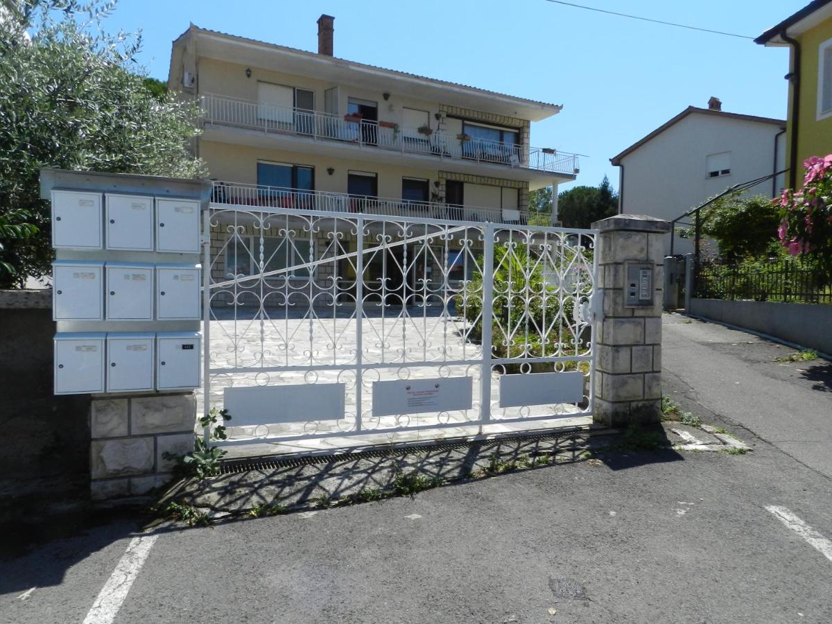 איזולה Apartma Chrystel מראה חיצוני תמונה